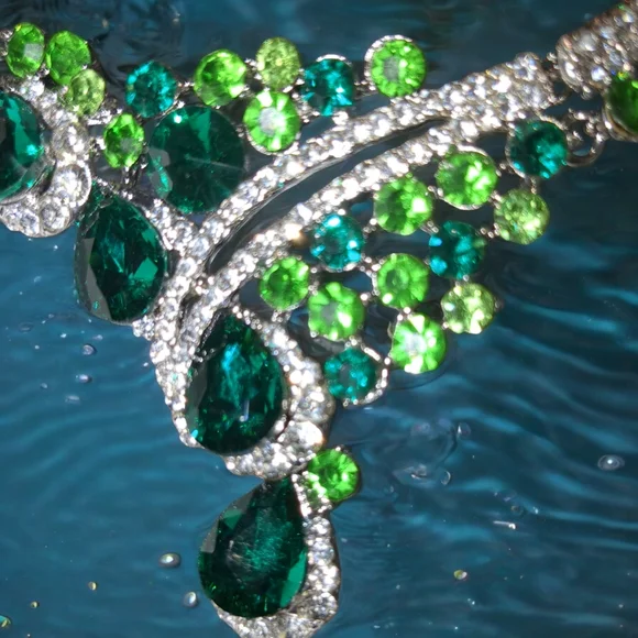 Elegant Green and Silver Jewelry Set - Picture 2 of 6